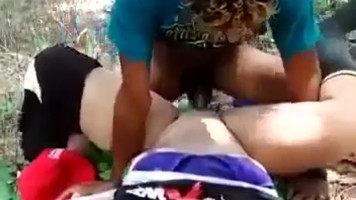 Bokep Indo Jilbab Pasrah Diewe Lakinya Kebelet Di Kebun