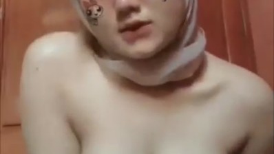 Bokep Indo ABG Jilbab Pamer Meki Remas Susunya