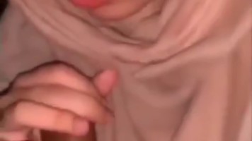 Bokep Jilbab – Wanita Jilbab Cantik Polos Belajar Nyepong With Ayang
