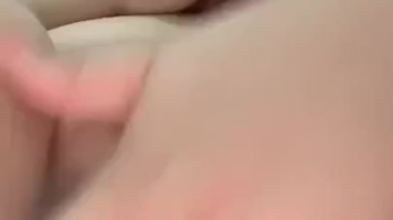 Bokep Jilbab – Seorang Gadis Hijab Semoka Ngangkang Omek Tembemnya