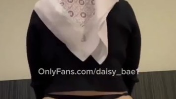 Bokep Jilbab – Daisy Bae Pantat Besar Kena Ewe Bunyinya Bikin Candu Lho