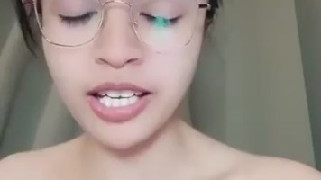 Host Cantik Kacamata Omek Manjah